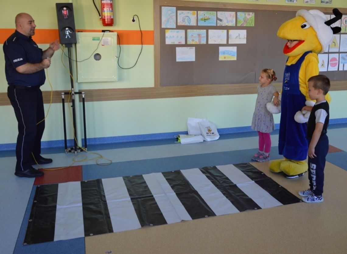 Policjanci odwiedzili uczniów z... „mrówką”