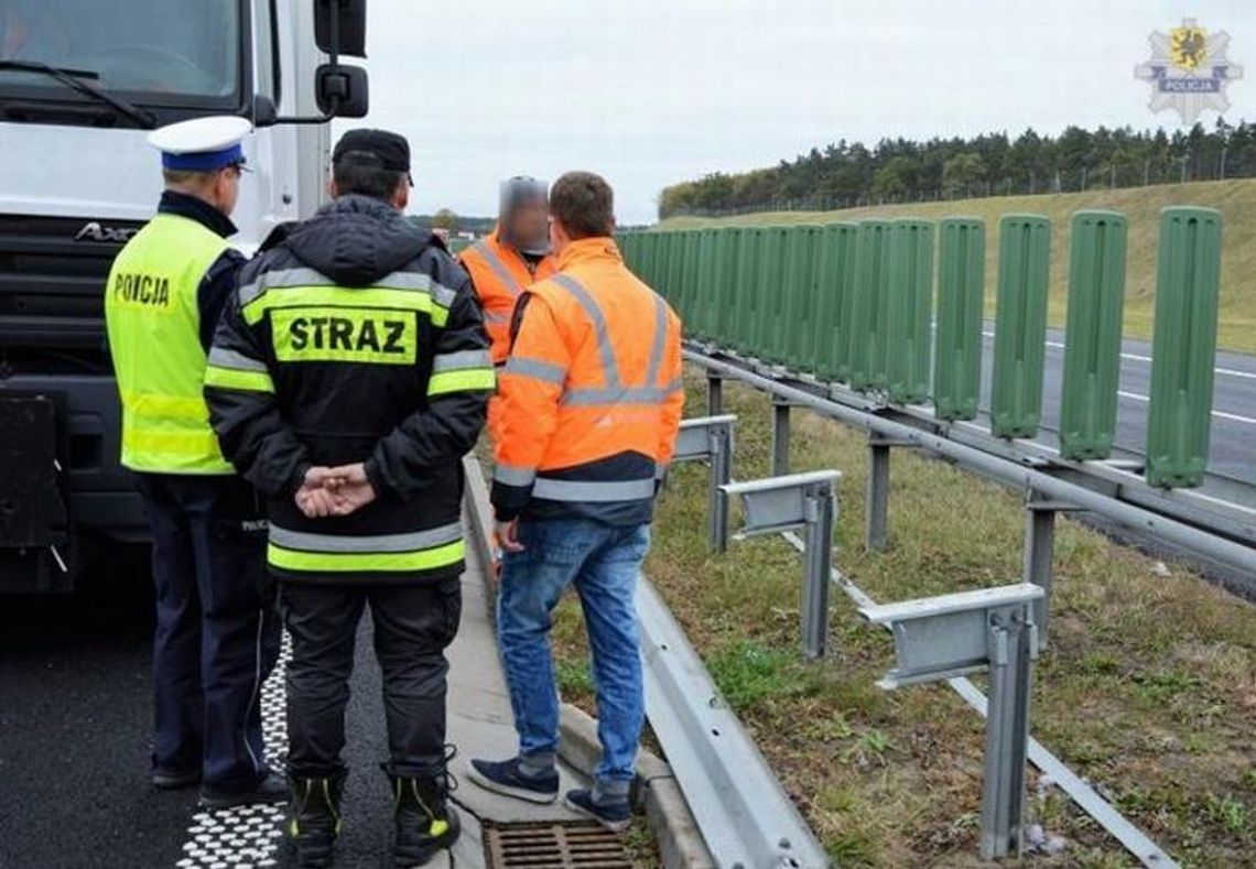 Policjanci, strażacy oraz przedstawiciel obsługi autostrady spotkali się w miejscu tragicznego wypadku