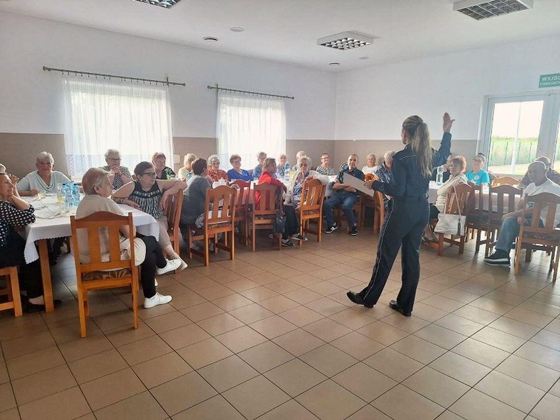 Policjanci tłumaczyli jak uchronić się przed oszustami internetowymi