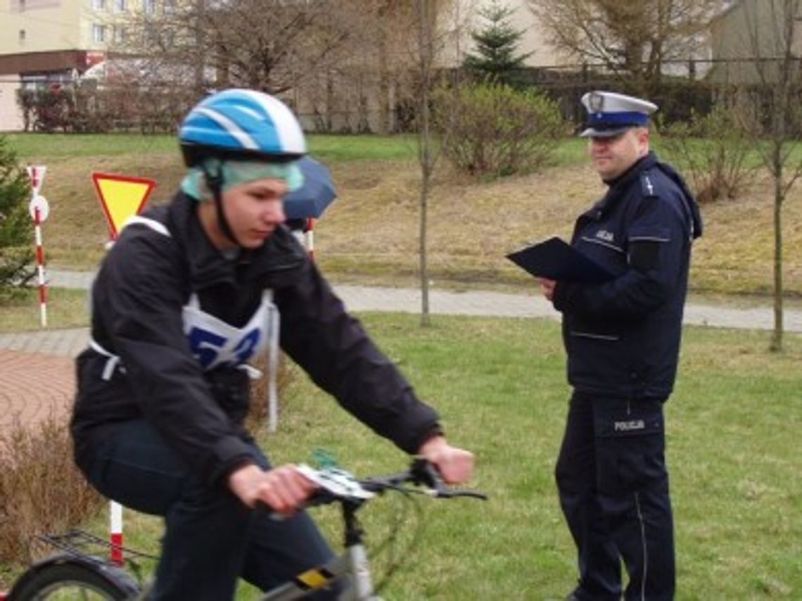 Policjanci uczyli dzieci bezpiecznego poruszania się po drogach. Policjanci uczyli dzieci bezpiecznego poruszania się po drogach.