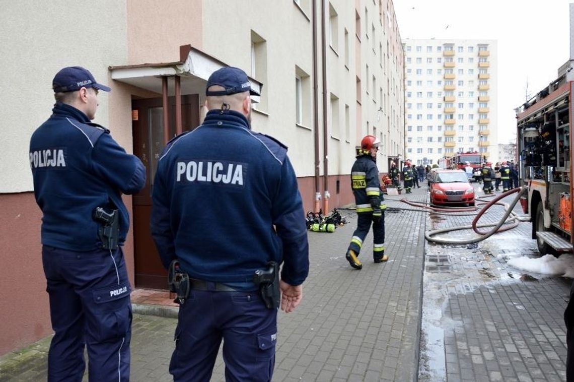 Policjanci ustalają przyczyny i okoliczności czwartkowego pożaru przy ul. Saperskiej. W sumie cztery osoby trafiły do szpitala