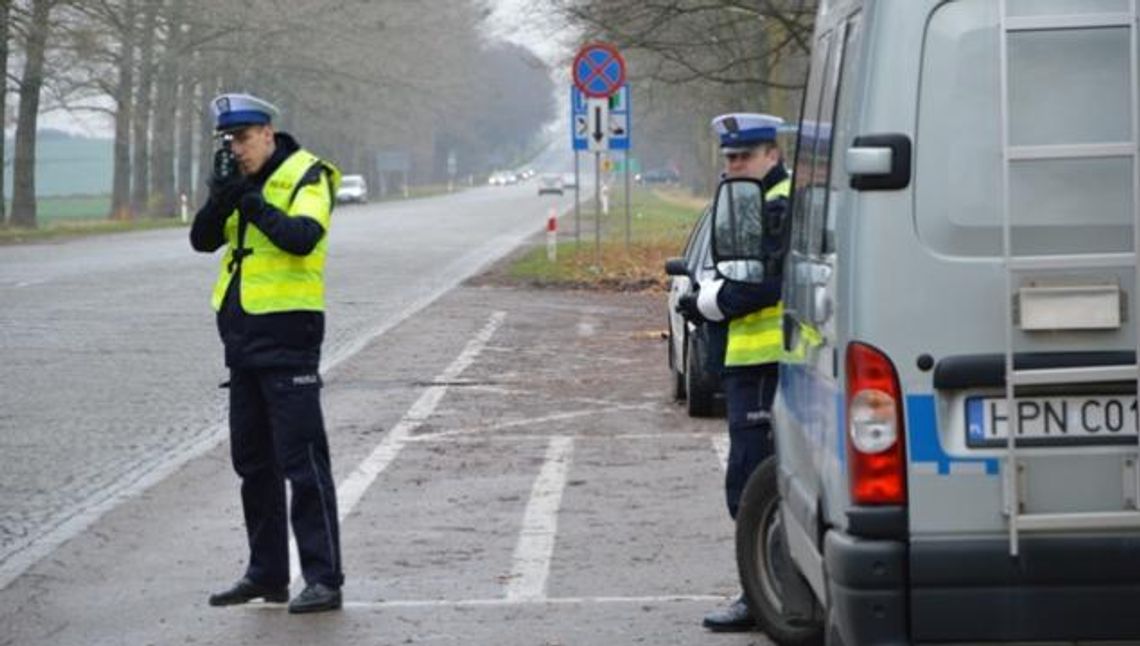 Policjanci wyszli na "berlinkę". Zabrali 10 dowodów rejestracyjnych... Policjanci wyszli na "berlinkę". Zabrali 10 dowodów rejestracyjnych...