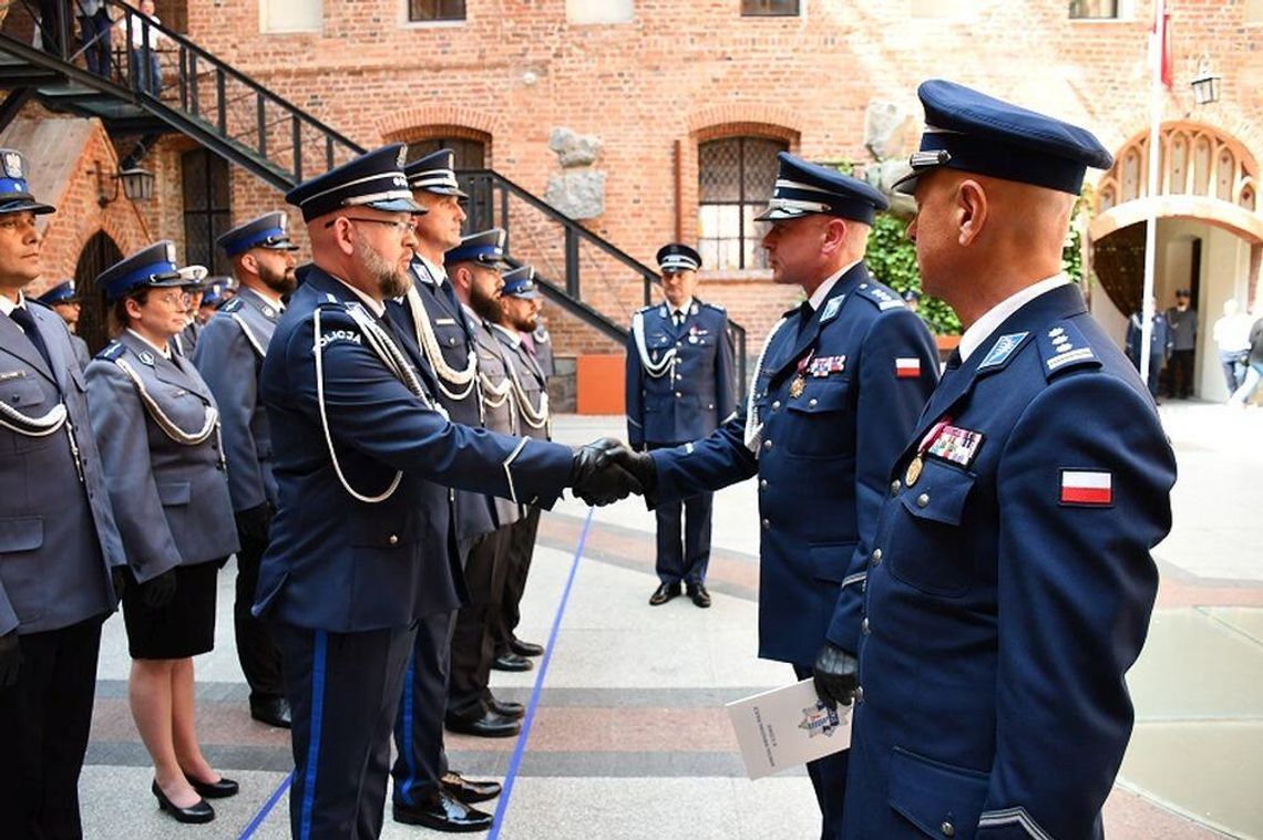 ZOBACZ [WIDEO]! Policjanci z komendy w Tczewie świętowali i odbierali awanse na Zamku w Gniewie