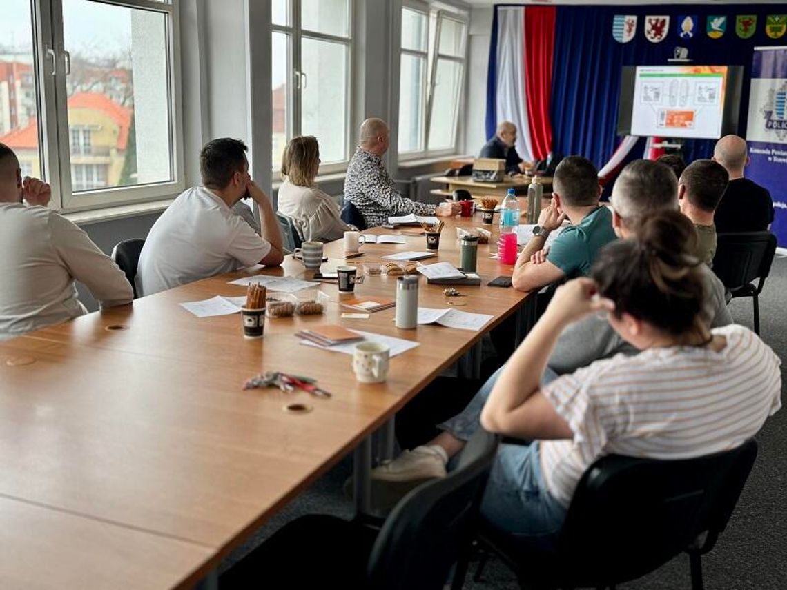 Policjanci z Tczewa szkolili się w walce z podróbkami Policjanci z Tczewa szkolili się w walce z podróbkami