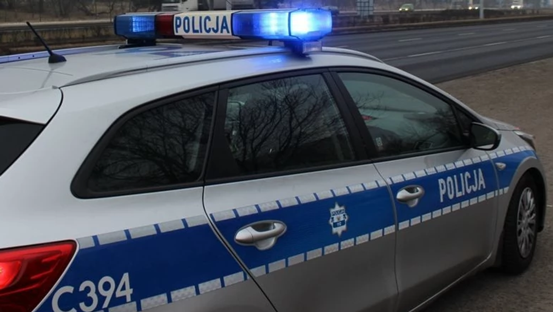 Policjanci zatrzymali 43-letnią kobietę z zakazem prowadzenia, narkotykami oraz nieważnymi badaniami technicznymi auta