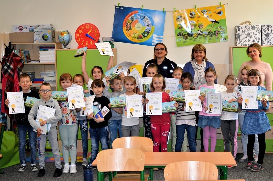 Policjantka spotkała się pierwszoklasistami ze Szkoły Podstawowej nr 1 i 7 w Tczewie Policjantka spotkała się pierwszoklasistami ze Szkoły Podstawowej nr 1 i 7 w Tczewie