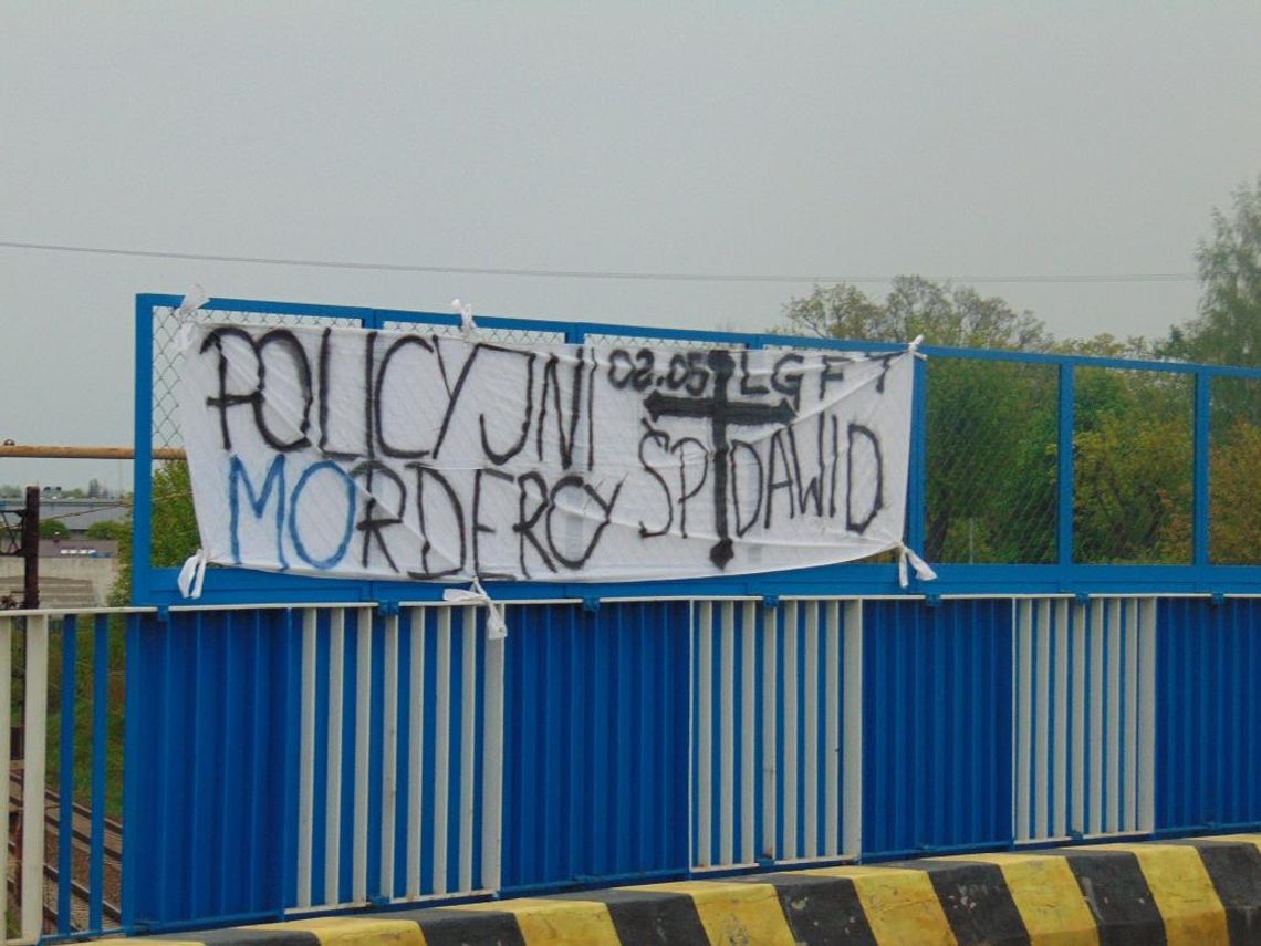 „Policyjni mordercy” - kibice powiesili transparent na ul. 30 Stycznia „Policyjni mordercy” - kibice powiesili transparent na ul. 30 Stycznia