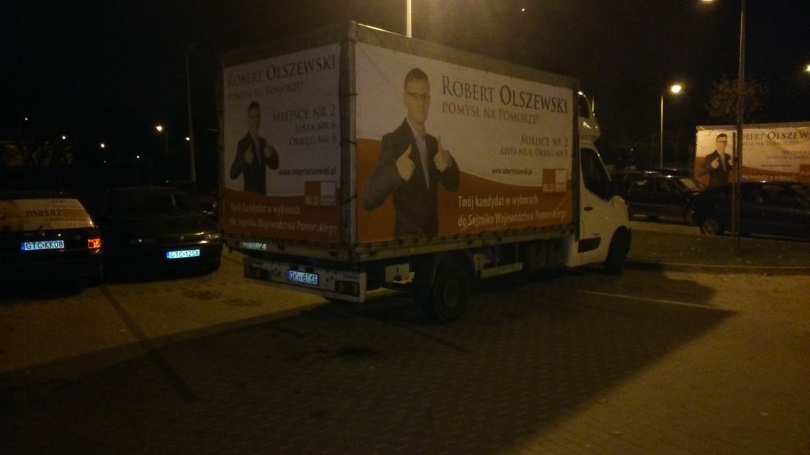 Polityk może więcej? Auto z kandydatem zablokowało miejsca parkingowe