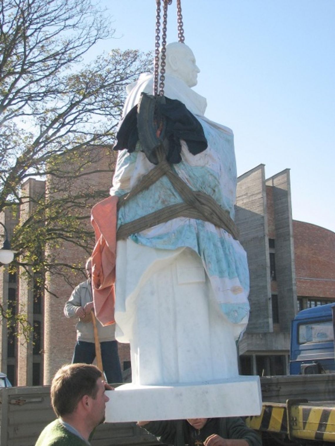 Pomnik Sambora II - upadł zanim powstał