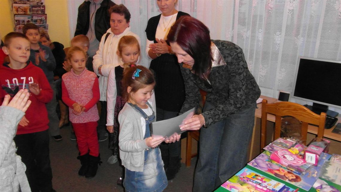 Pomocnicy św. Mikołaja z… biblioteki Pomocnicy św. Mikołaja z… biblioteki