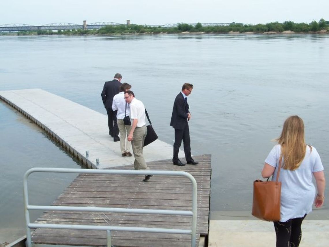 Pomost cumowniczy nad Wisłą gotowy - regaty na otwarcie Pomost cumowniczy nad Wisłą gotowy - regaty na otwarcie