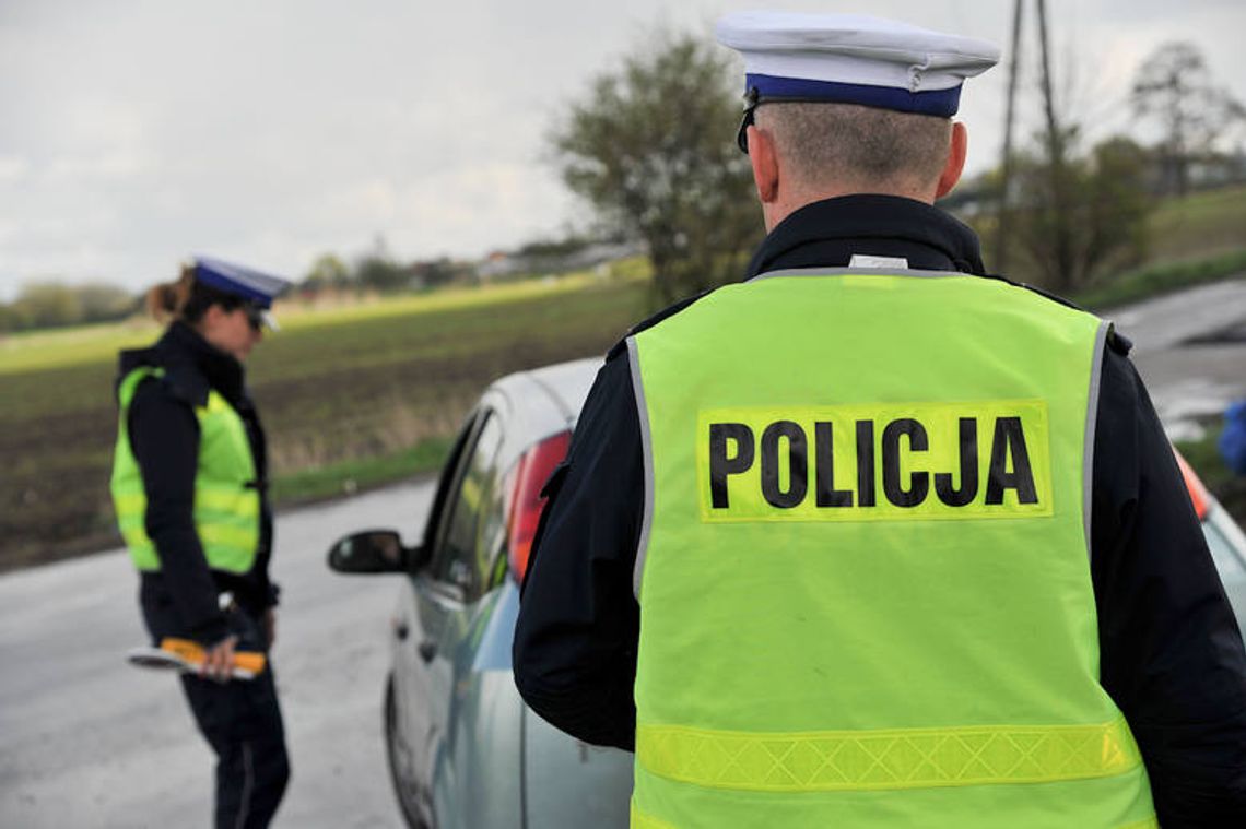Popijał piwko w aucie, aż wjechał w inny samochód. Miał pecha, zauważyli go policjanci Popijał piwko w aucie, aż wjechał w inny samochód. Miał pecha, zauważyli go policjanci