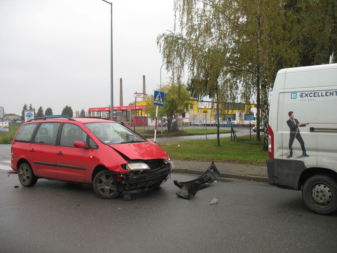 Porządna stłuczka przy ul. Sadowej. Auta zabrane przez lawety Porządna stłuczka przy ul. Sadowej. Auta zabrane przez lawety