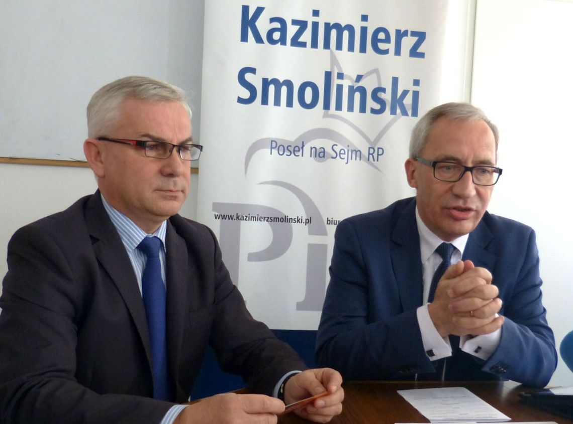 Poseł chwali kandydata PiS i prezentuje hasło kampanii Poseł chwali kandydata PiS i prezentuje hasło kampanii