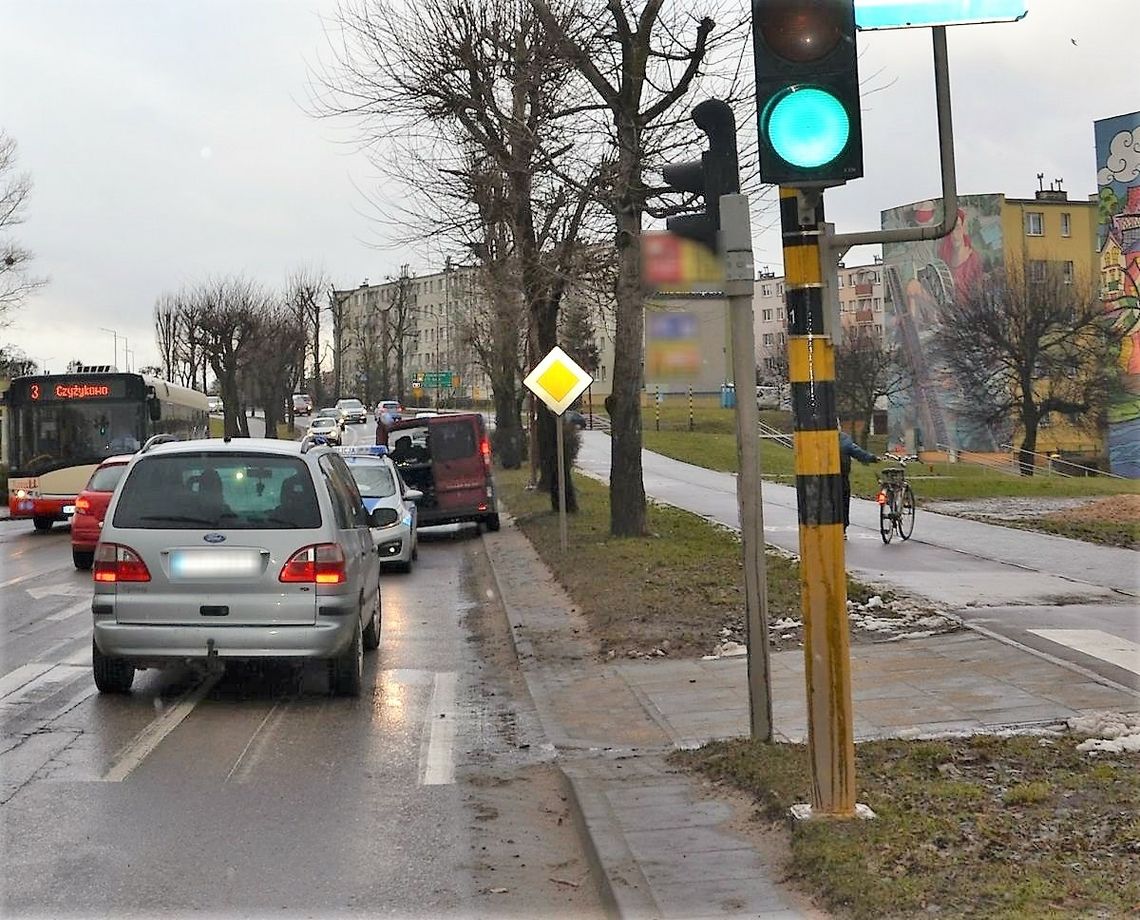 Potrącenie na przejściu dla pieszych. Prawdopodobnie kierująca zignorowała „czerwone”