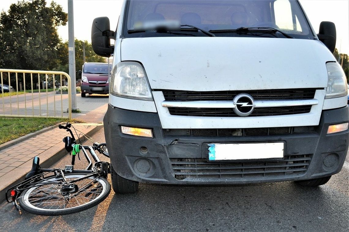 Potrącenie rowerzystki na przejeździe rowerowym – policjanci apelują o ostrożność