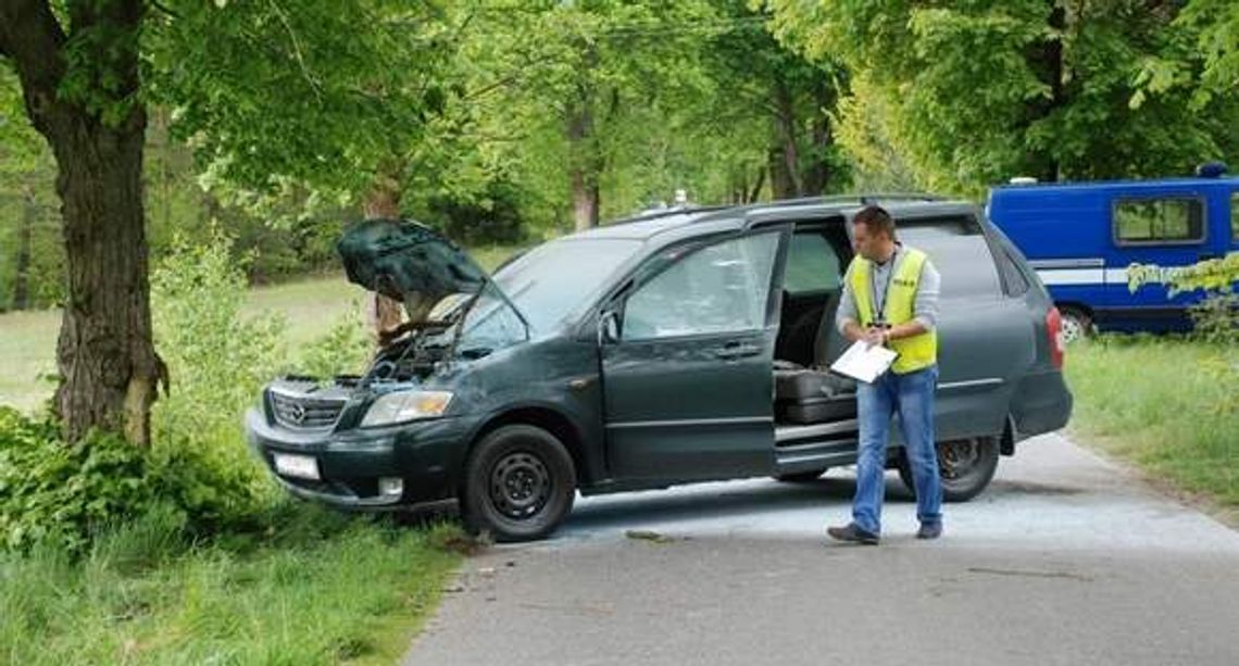 Poważnie ranny 38-latek. Uderzył w drzewo na prostej drodze Poważnie ranny 38-latek. Uderzył w drzewo na prostej drodze