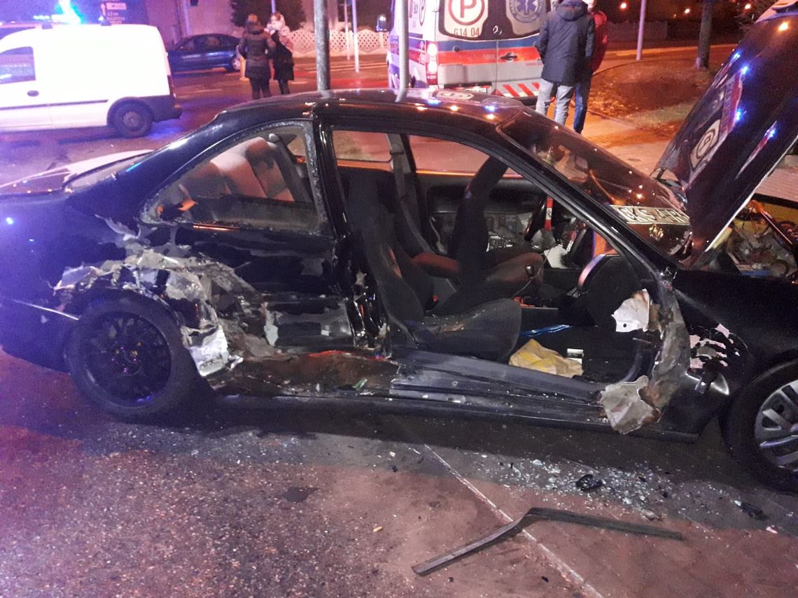 Poważny wypadek przy ul. Jagiellońskiej. Ranną osobę wydostano z auta przy pomocy specjalistycznego sprzętu Poważny wypadek przy ul. Jagiellońskiej. Ranną osobę wydostano z auta przy pomocy specjalistycznego sprzętu