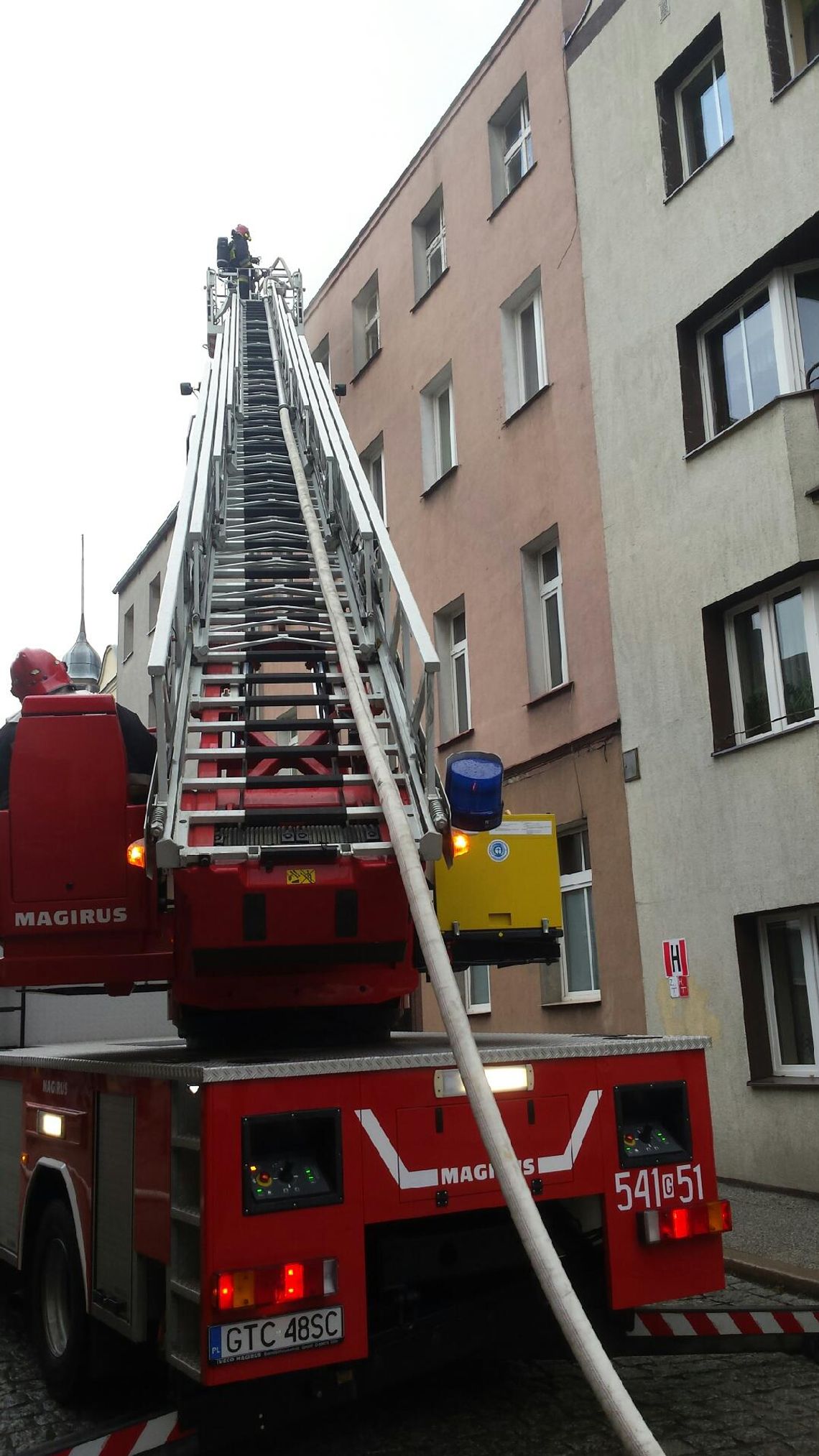 Pożar dachu przy ul. Chopina. Błyskawiczna akcja strażaków Pożar dachu przy ul. Chopina. Błyskawiczna akcja strażaków
