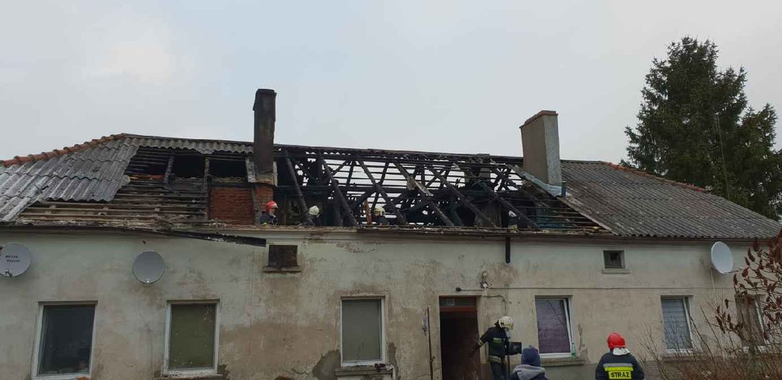 Pożar domu jednorodzinnego w Pelplinie. Pracowało 12 zastępów straży