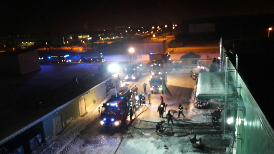 Pożar hali w Rokitkach! Interweniowało 13 zastępów straży pożarnej Pożar hali w Rokitkach! Interweniowało 13 zastępów straży pożarnej