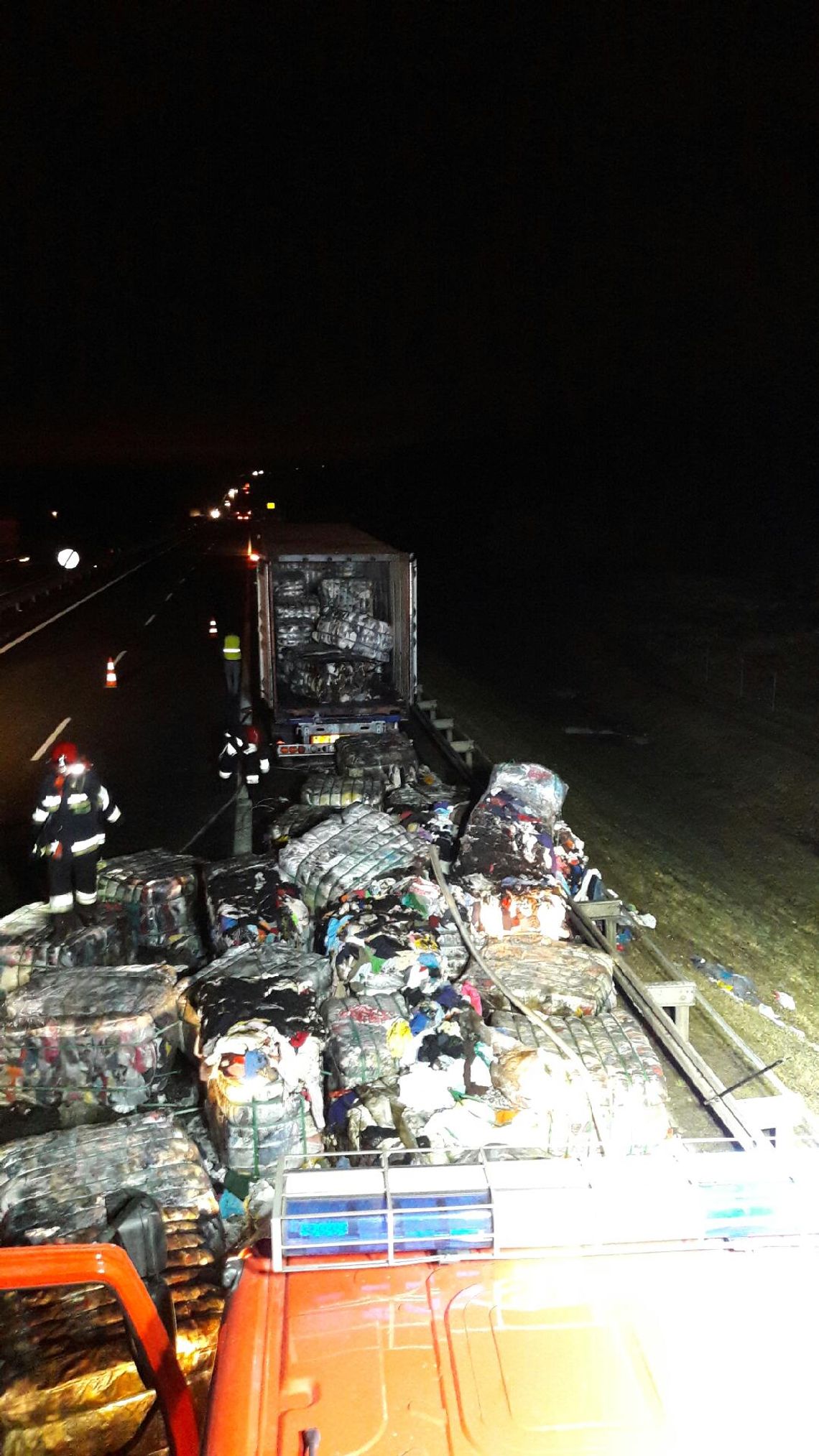 Pożar na A1. Spłonęły bele z używaną odzieżą!