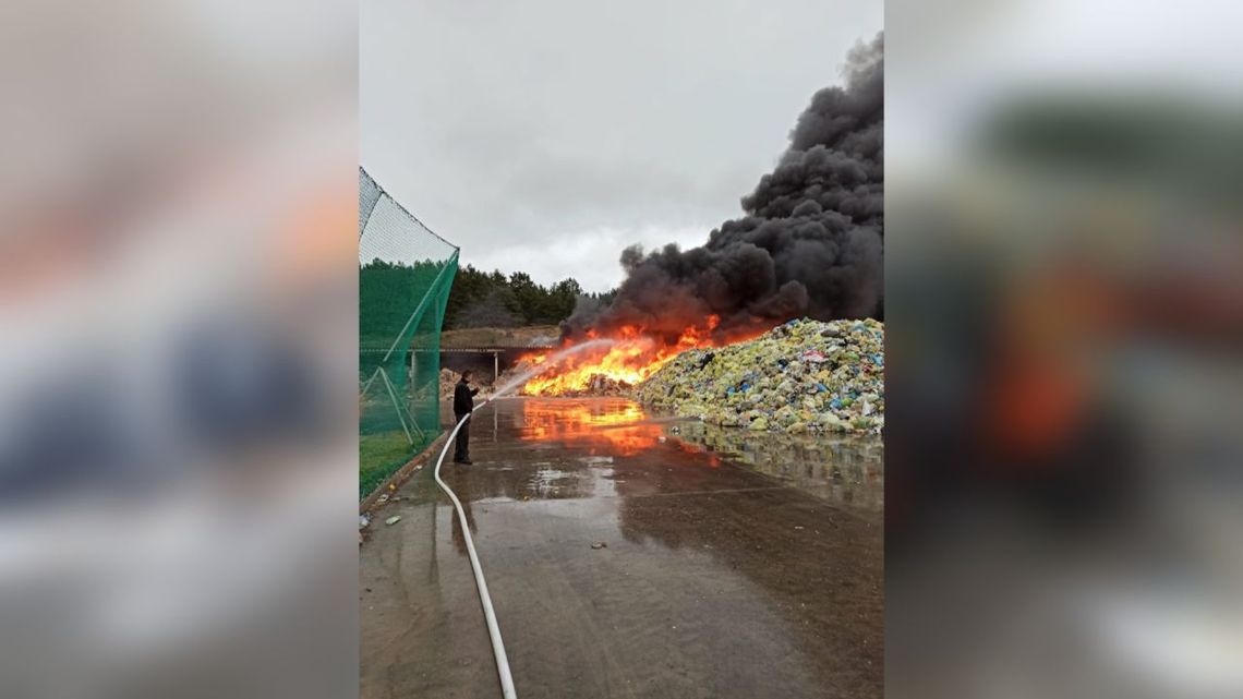 Pożar składowiska odpadów na ul. Rokickiej