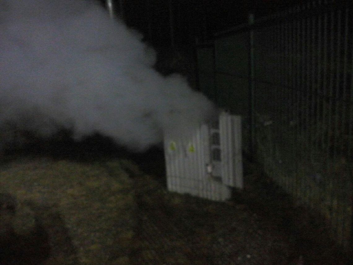 Pożar skrzynki elektrycznej przy ul. Ceglarskiej. Dym i iskry