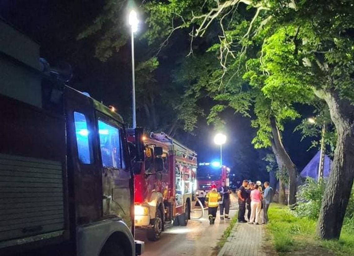 Pożar szopy w Jeleniu. Akcja była sprawna, ale zaangażowała spore siły strażaków