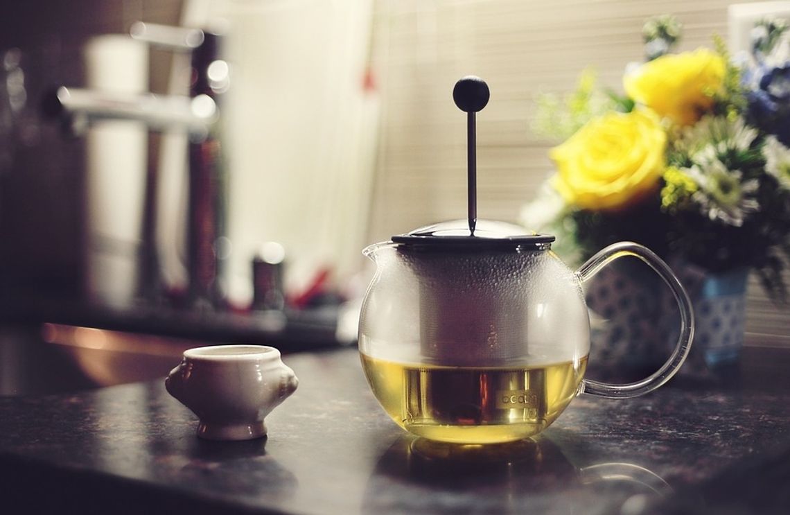 Poznaj dwie najpopularniejsze odmiany herbaty zielonej. Sprawdź, która bardziej pasuje do Twojego stylu życia