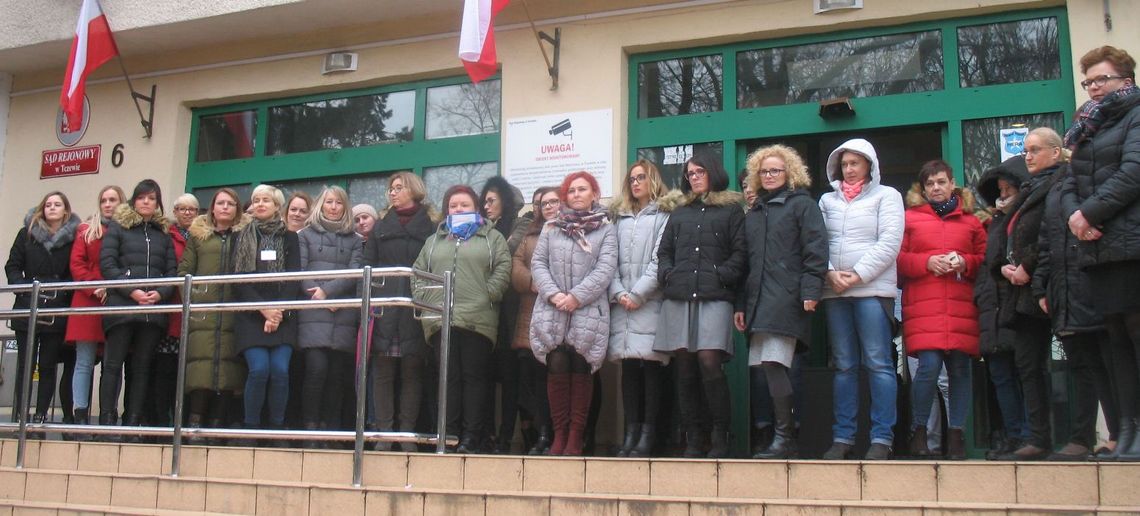 Pracownicy tczewskiego sądu wyszli przed budynek. Żądają podwyżek. „Zapomniano o nas”