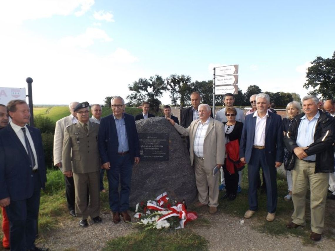 Prawy brzeg Wisły. Radośnie uczcili rocznicę cudu nad Wisłą w Białej Górze Prawy brzeg Wisły. Radośnie uczcili rocznicę cudu nad Wisłą w Białej Górze