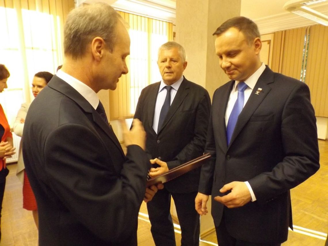 Prezydent Duda otrzymał prezent od prezesa tczewskiego Wydawnictwa Pomorskiego Prezydent Duda otrzymał prezent od prezesa tczewskiego Wydawnictwa Pomorskiego