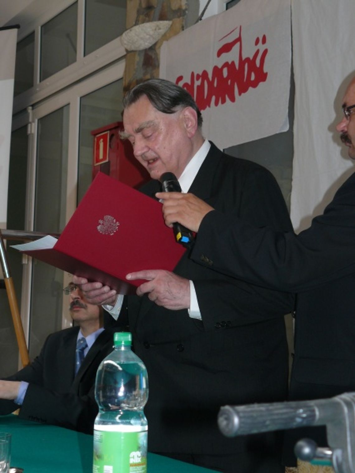 Prezydent Kaczyński odznaczył kolejarzy Prezydent Kaczyński odznaczył kolejarzy