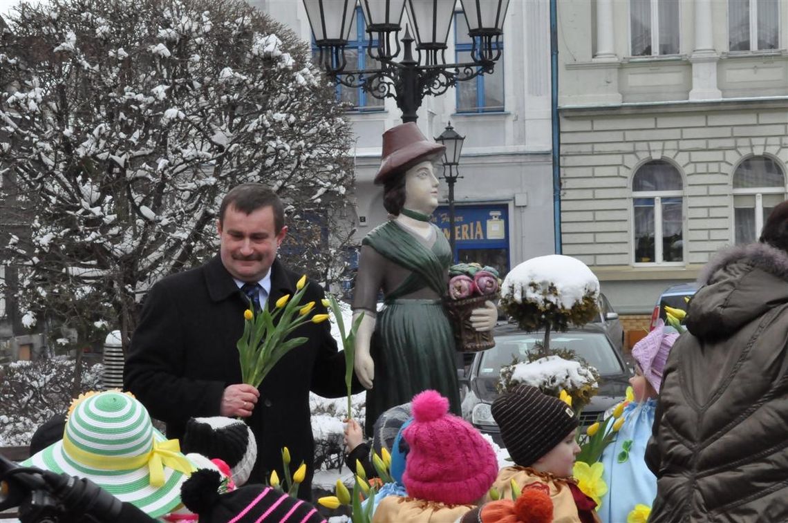 Prezydent na strażackim wysięgniku. Odkrył... Wiosnę
