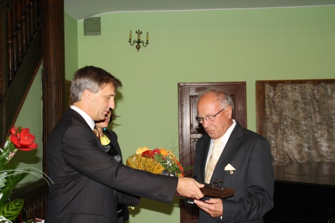Prof. Czesław Stoba z medalem - Przyjaciel Gniewu