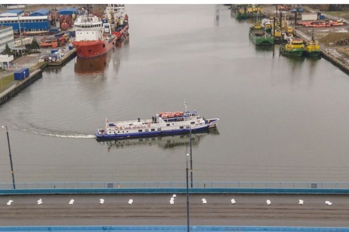 Prom wstrzymany z powodu silnego wiatru Prom wstrzymany z powodu silnego wiatru