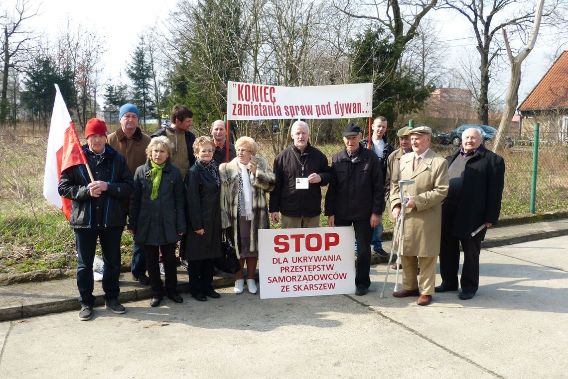 Protestowali przed prokuraturą przeciw umarzaniu śledztw Protestowali przed prokuraturą przeciw umarzaniu śledztw