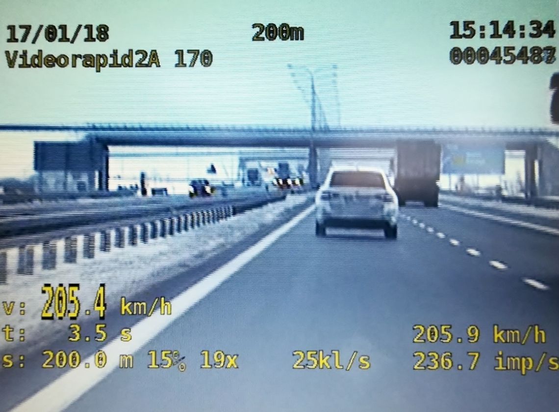 Pruł autostradą 205 km/h, nadział się na nieoznakowany radiowóz z Tczewa