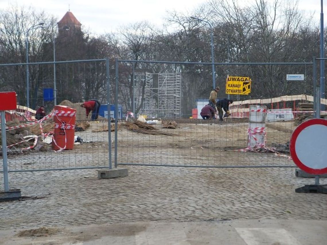 Przechodnie zamknięci w klatce Przechodnie zamknięci w klatce