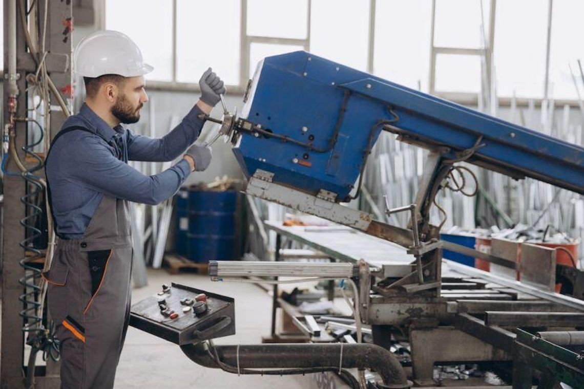 Przecinarka taśmowa ręczna, półautomatyczna czy automatyczna – które rozwiązanie wybrać?
