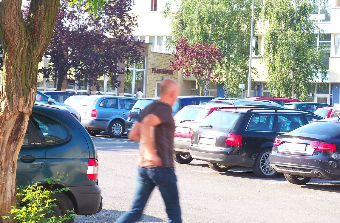 Przed starostwem strach zostawiać auto