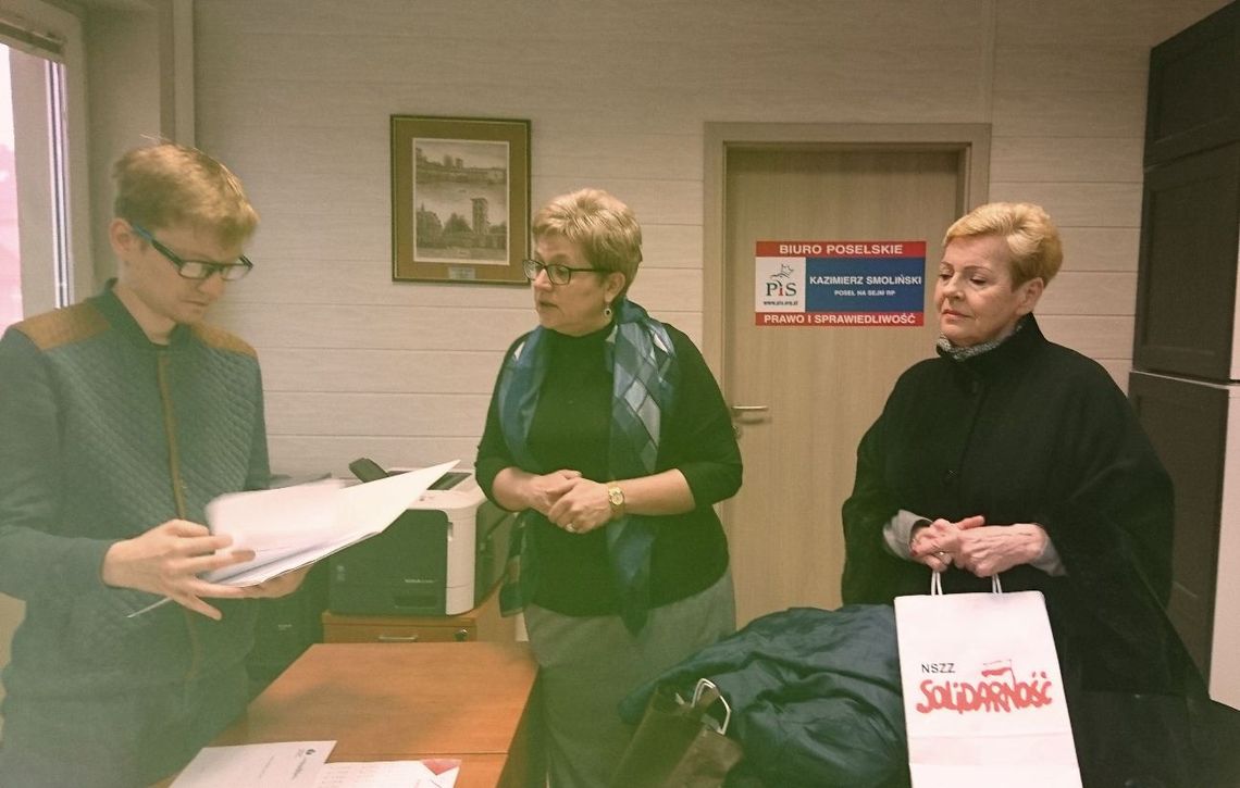 Przedstawiciele NSZZ odwiedzili biuro posła Smolińskiego. Chcą podwyżek i obecnego oceniania nauczycieli
