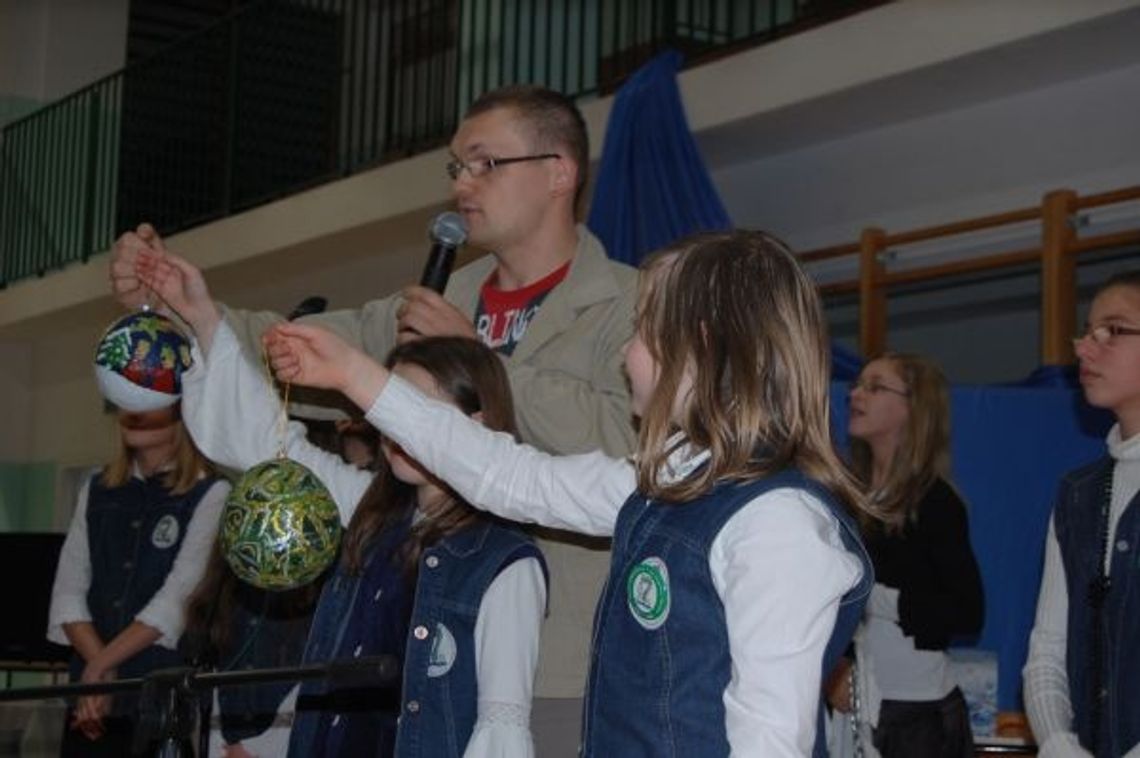 Przedświąteczne występy uczniów - licytacje z kolędami i... zjawy Przedświąteczne występy uczniów - licytacje z kolędami i... zjawy