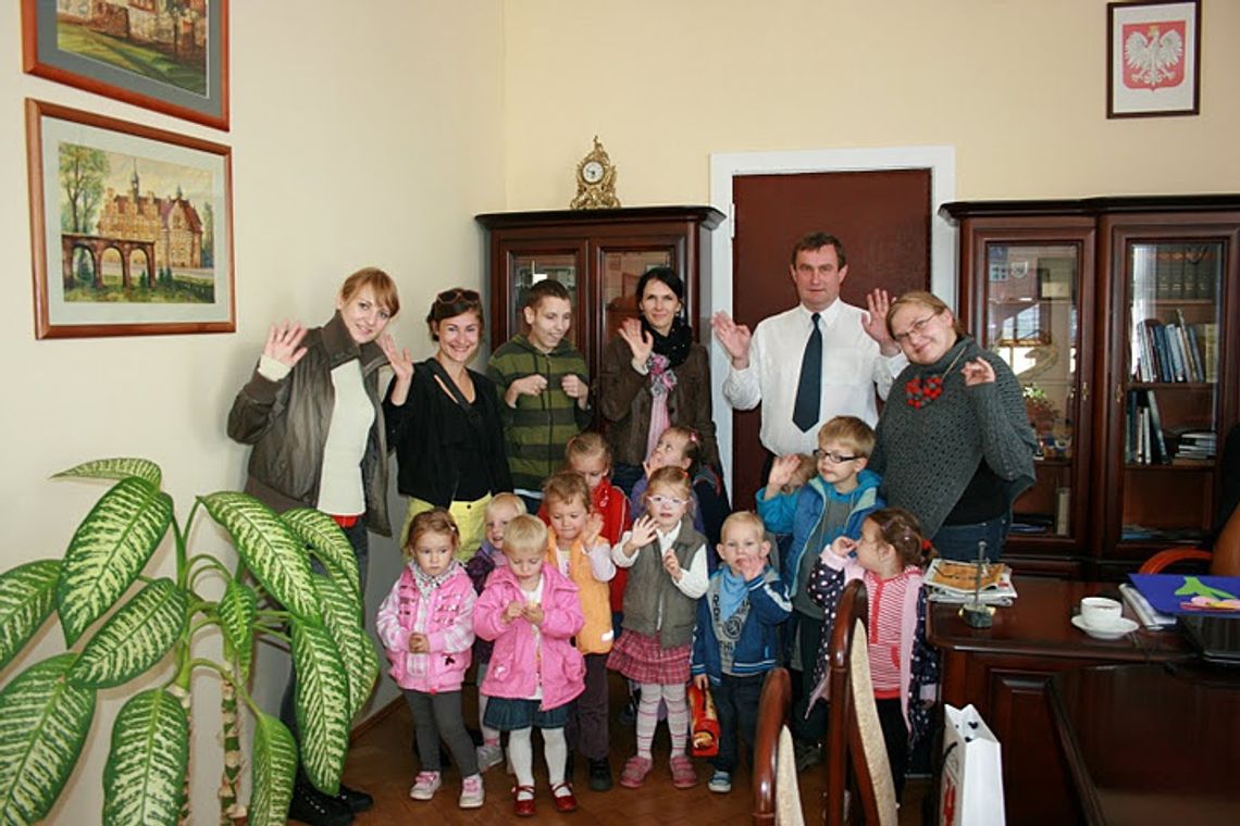 Przedszkolaki na fotelu włodarza - prezydent zgolił wąsy!