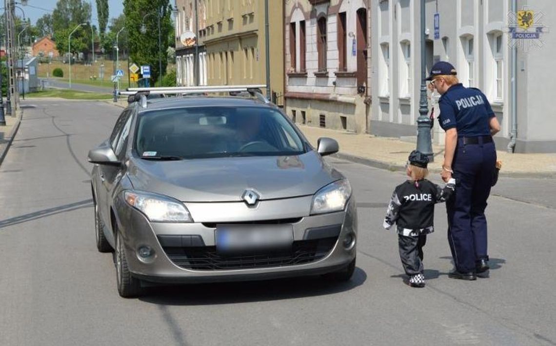 Przeszkolaki rozdawały kierowcom... lizaki. To był Dzień Dobrych Uczynków Przeszkolaki rozdawały kierowcom... lizaki. To był Dzień Dobrych Uczynków