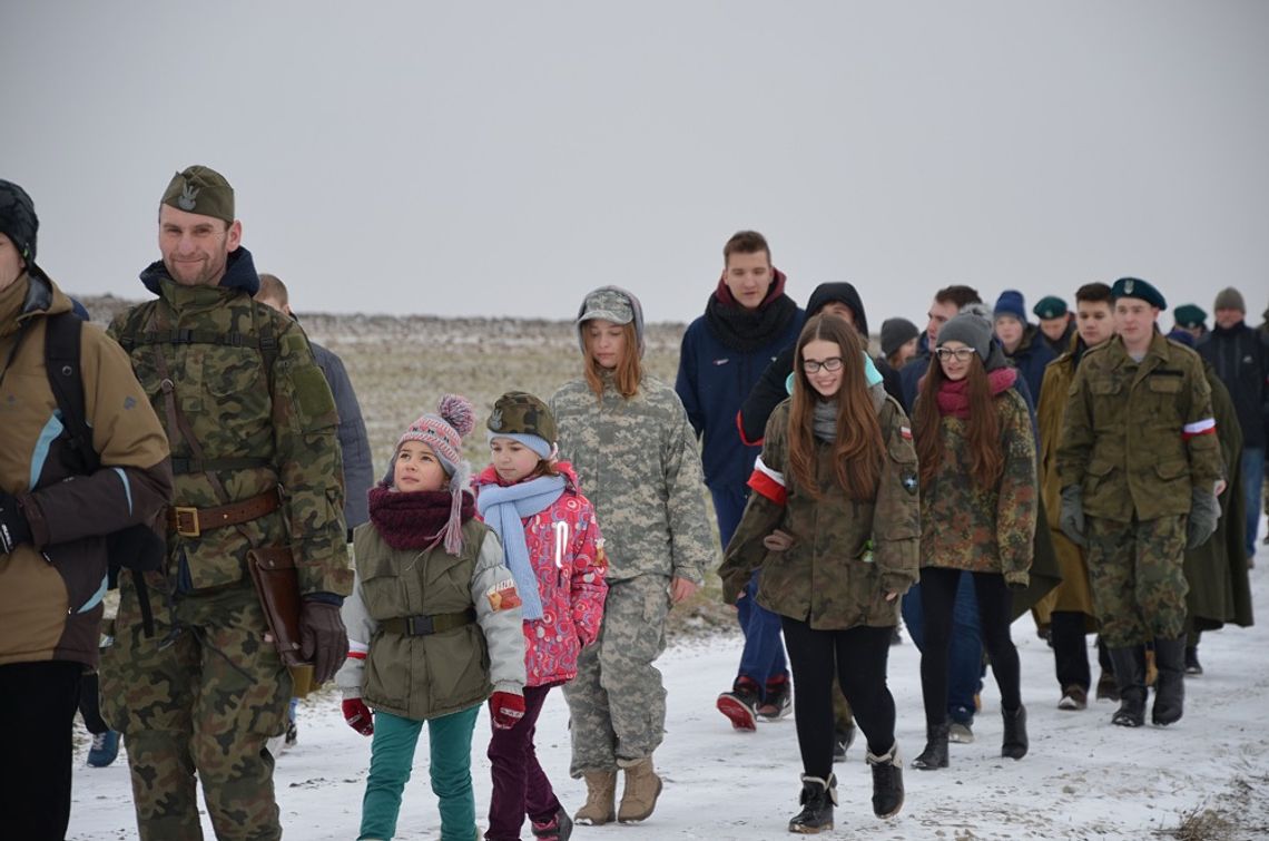 Przeszli polami i lasem ku pamięci Wyklętych. „Wilczym Tropem” do Bielawek