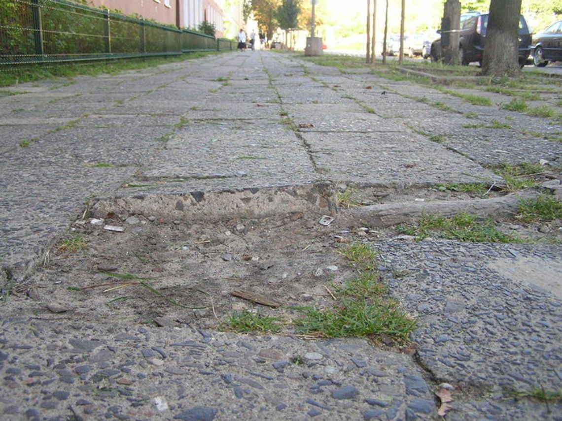 Przetarg rozstrzygnięty. Chodniki czekają na przebudowę Przetarg rozstrzygnięty. Chodniki czekają na przebudowę