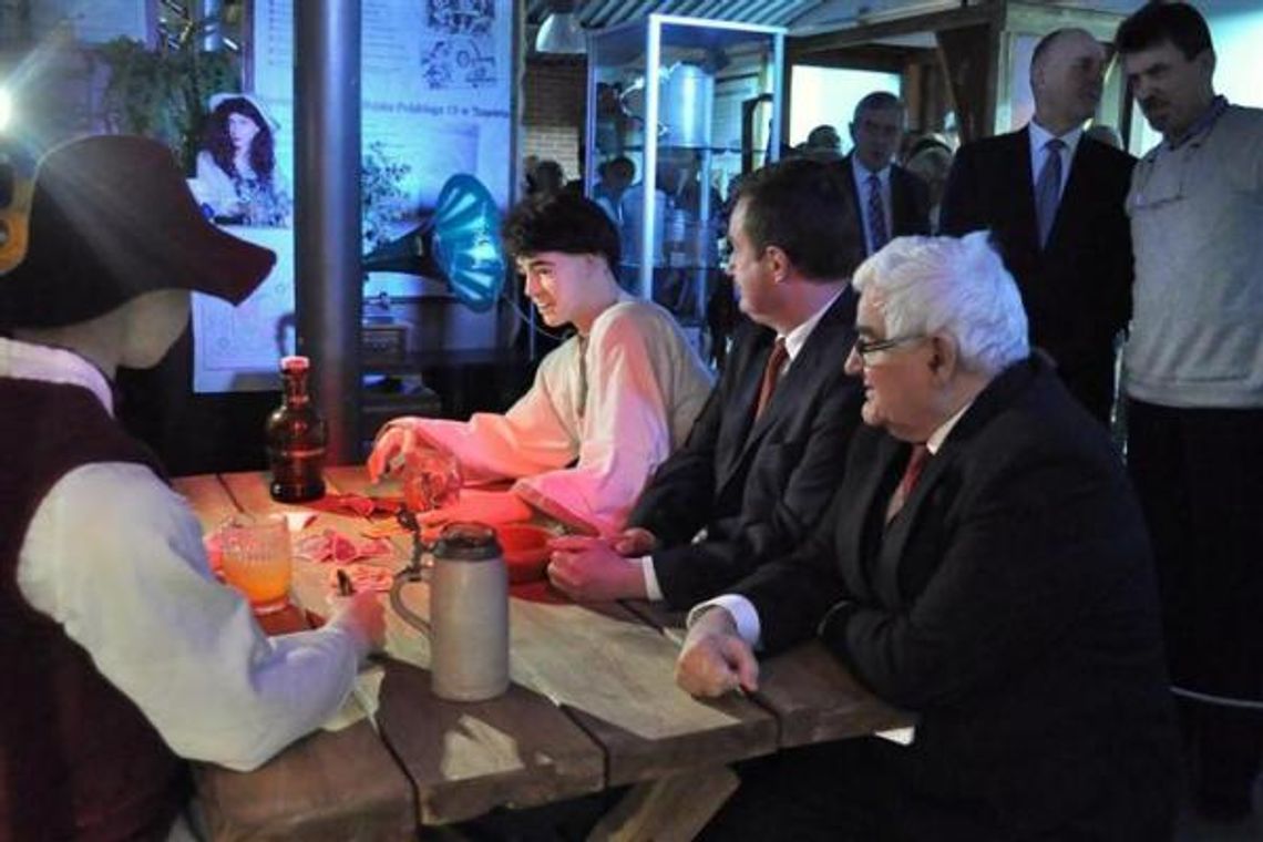 Przez wieki ze złocistym trunkiem Przez wieki ze złocistym trunkiem