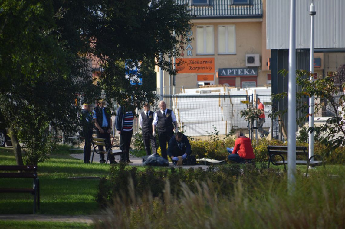 Przy fontannie na ul. Żwirki zmarł mężczyzna. Prawdopodobnie był bezdomny Przy fontannie na ul. Żwirki zmarł mężczyzna. Prawdopodobnie był bezdomny